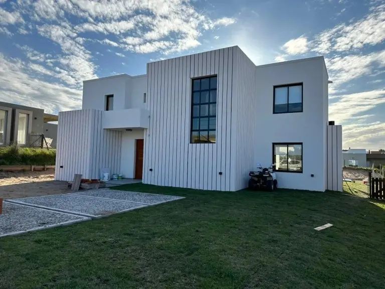 Alquiler de casa para 10 con Pileta en el Barrio Deportivo Lote 49 de Costa Esmeralda