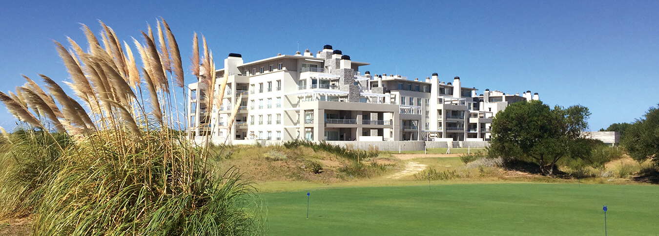 Vista del campo de golf y las residencias del barrio Golf de Costa Esmeralda