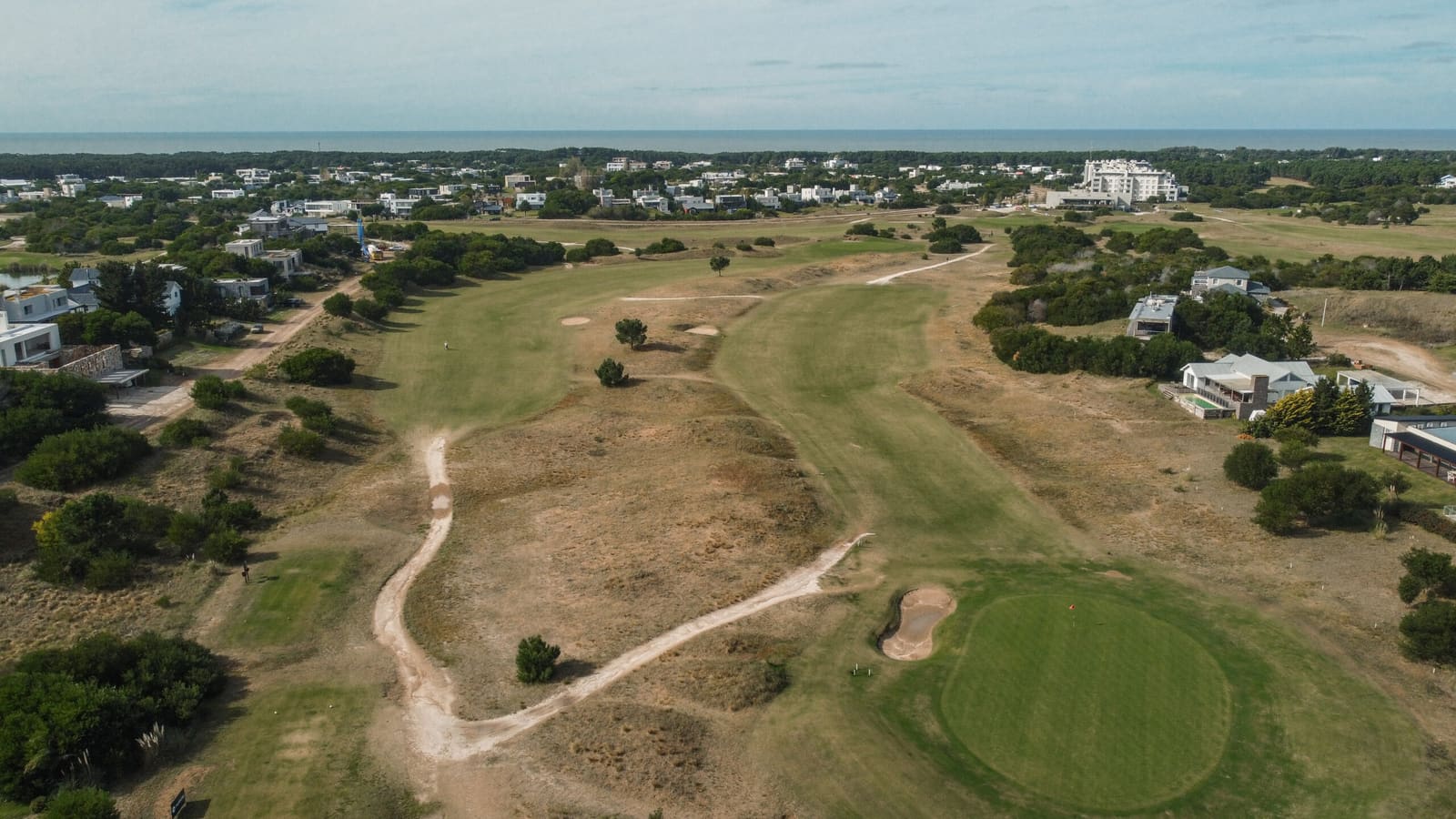 Vista aérea panorámica del campo de golf y la costa