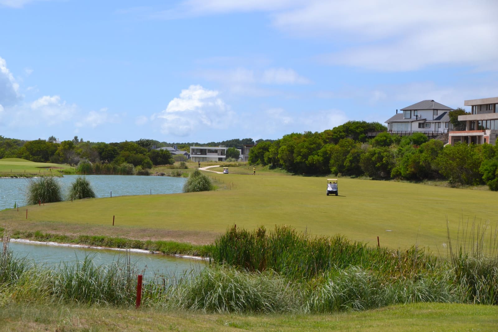Fairways, lagunas interiores y entorno residencial de la cancha de golf